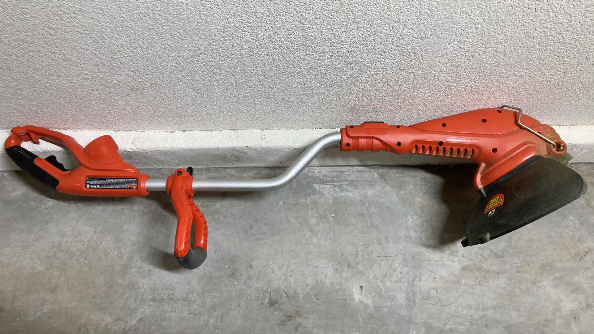 Photo 1 of BLACK & DECKER GRASSHOG ELECTRIC EDGE TRIMMER MODEL GH700 TYPE 1