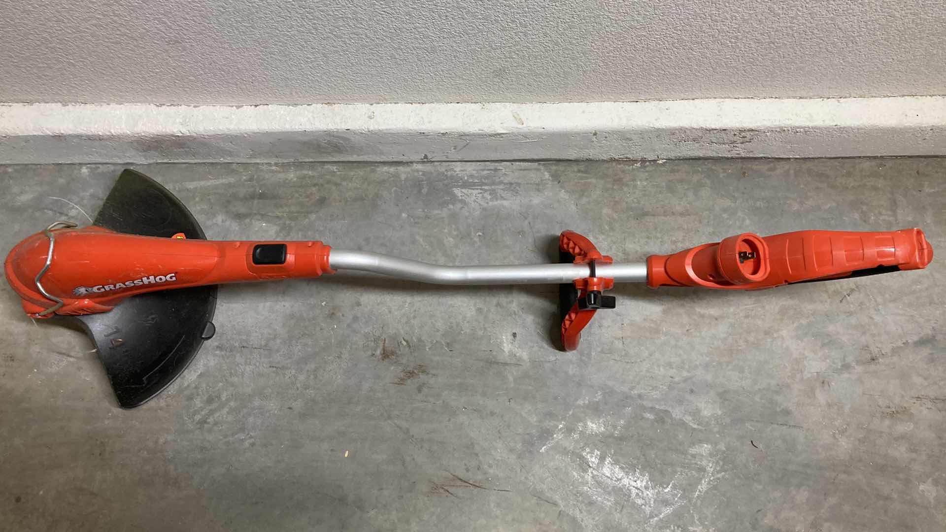 Photo 1 of BLACK & DECKER GRASSHOG ELECTRIC EDGE TRIMMER MODEL GH700 TYPE 1