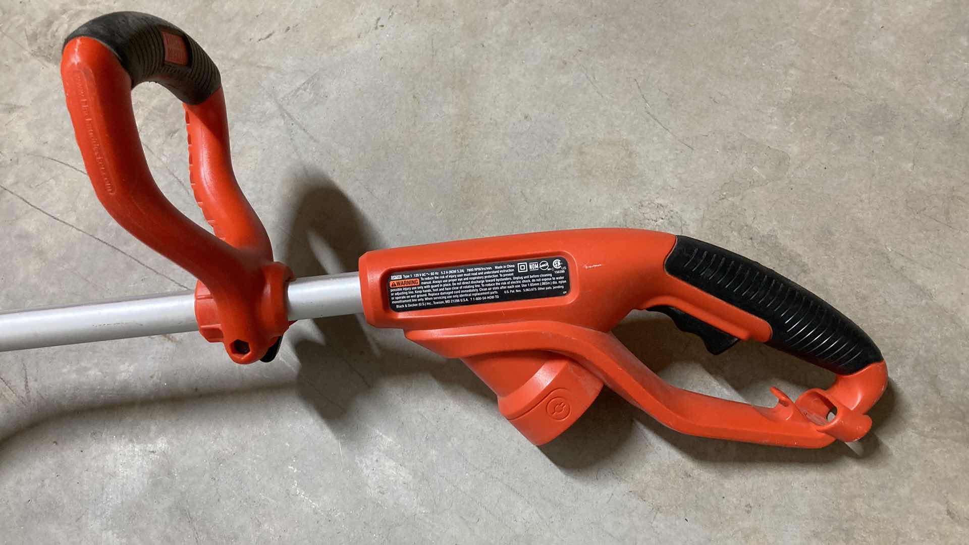 Photo 1 of BLACK & DECKER GRASSHOG ELECTRIC EDGE TRIMMER MODEL GH700 TYPE 1