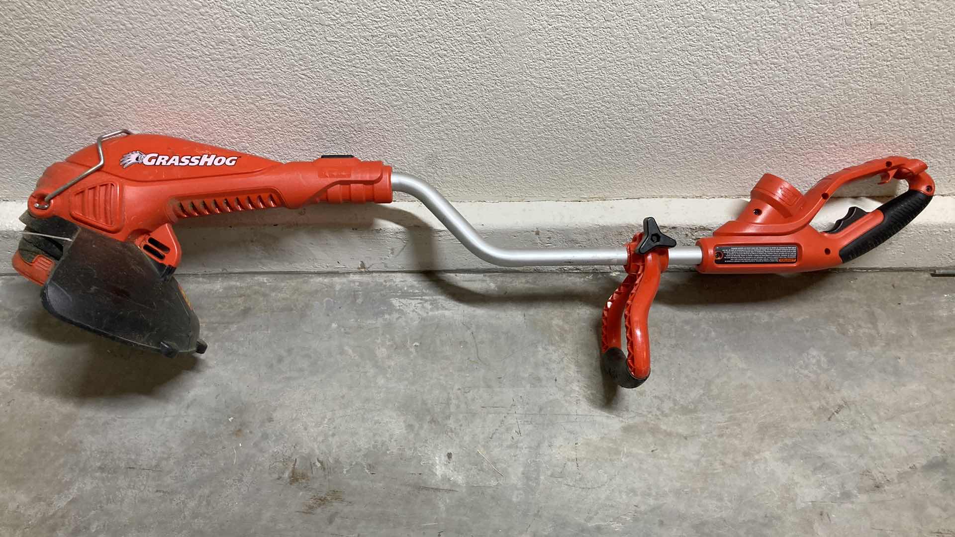 Photo 1 of BLACK & DECKER GRASSHOG ELECTRIC EDGE TRIMMER MODEL GH700 TYPE 1