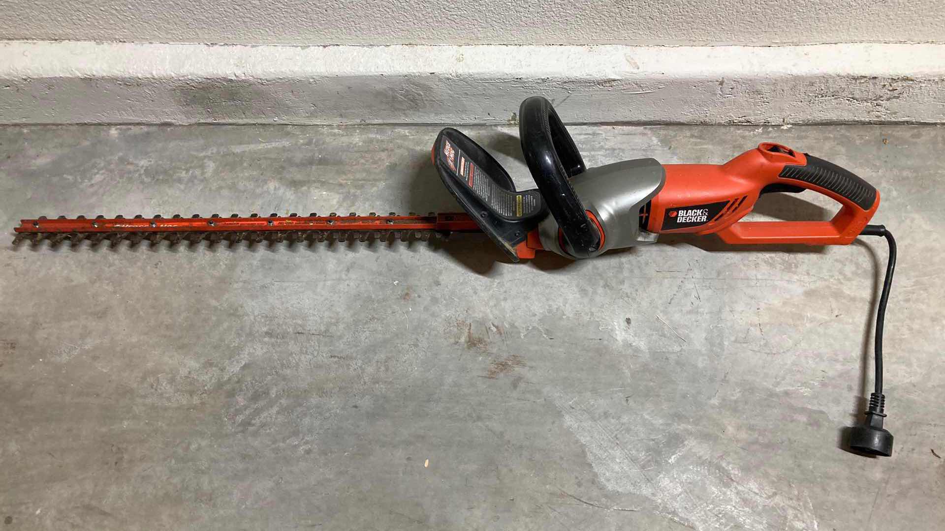 Photo 1 of BLACK & DECKER HEDGEHOG ELECTRIC HEDGE TRIMMER MODEL HH2450 TYPE 1