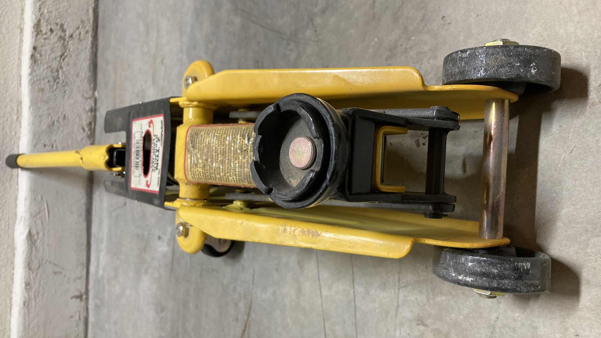 Photo 1 of RALLY 2TON HYDRAULIC FLOOR JACK