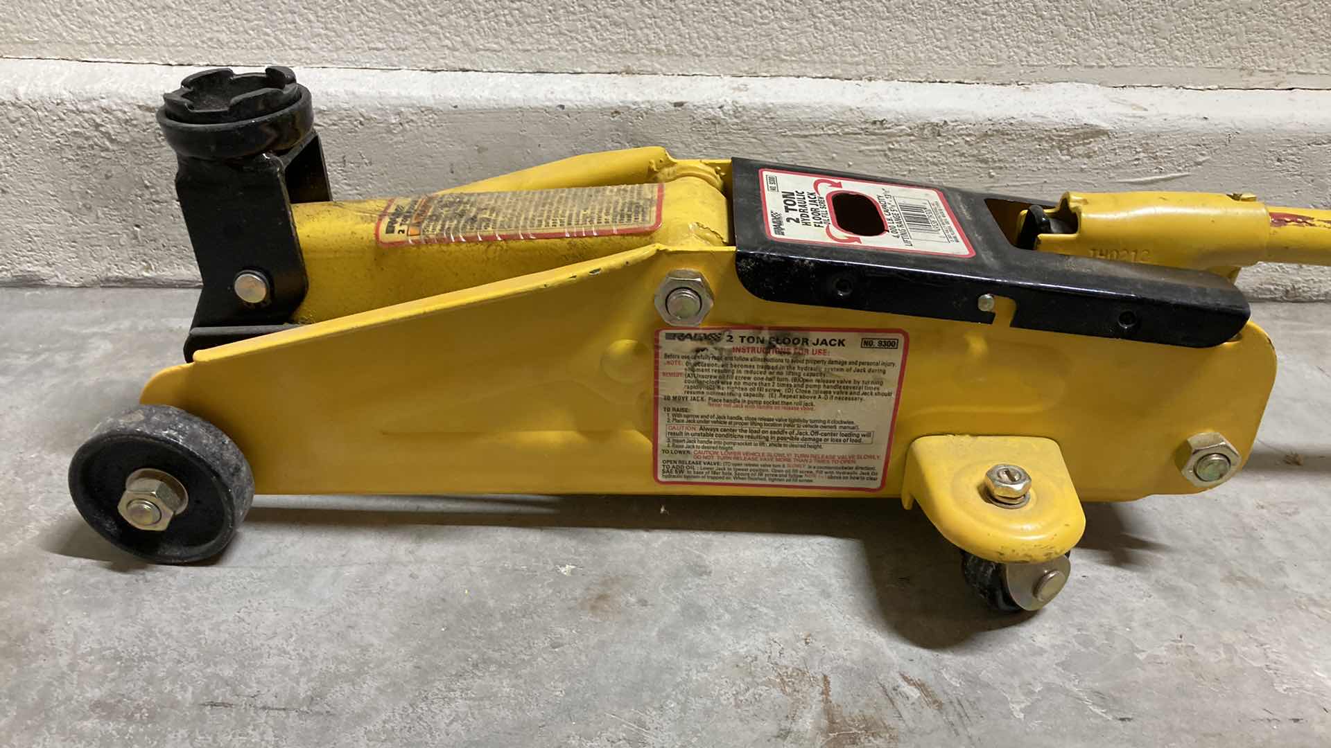 Photo 1 of RALLY 2TON HYDRAULIC FLOOR JACK