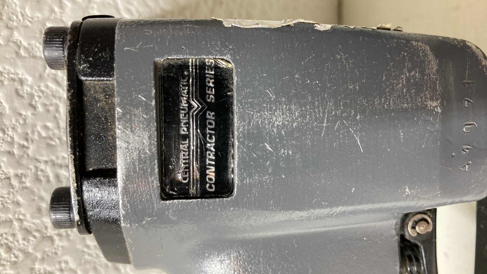 Photo 1 of CENTRAL PNEUMATIC CONTRACTORS SERIES AIR COMPRESSOR OPERATED CROWN STAPLER MODEL 36973