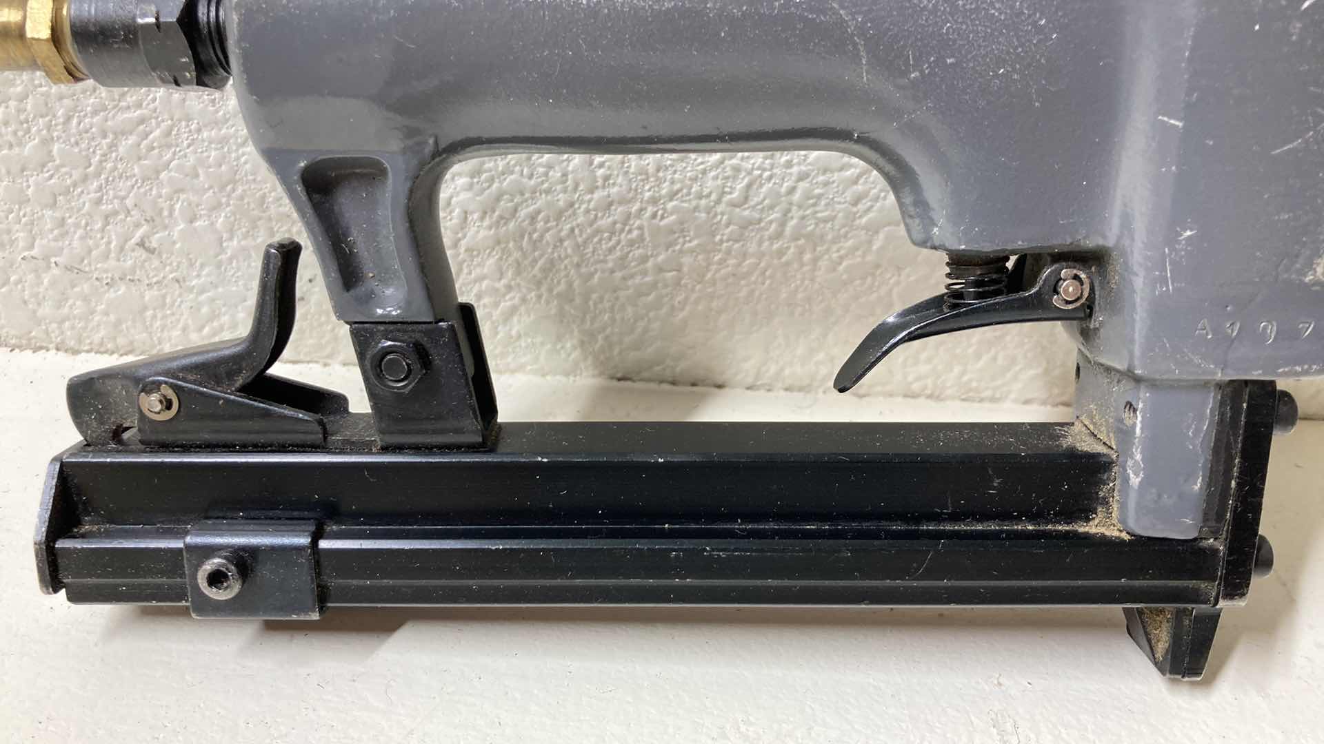 Photo 1 of CENTRAL PNEUMATIC CONTRACTORS SERIES AIR COMPRESSOR OPERATED CROWN STAPLER MODEL 36973