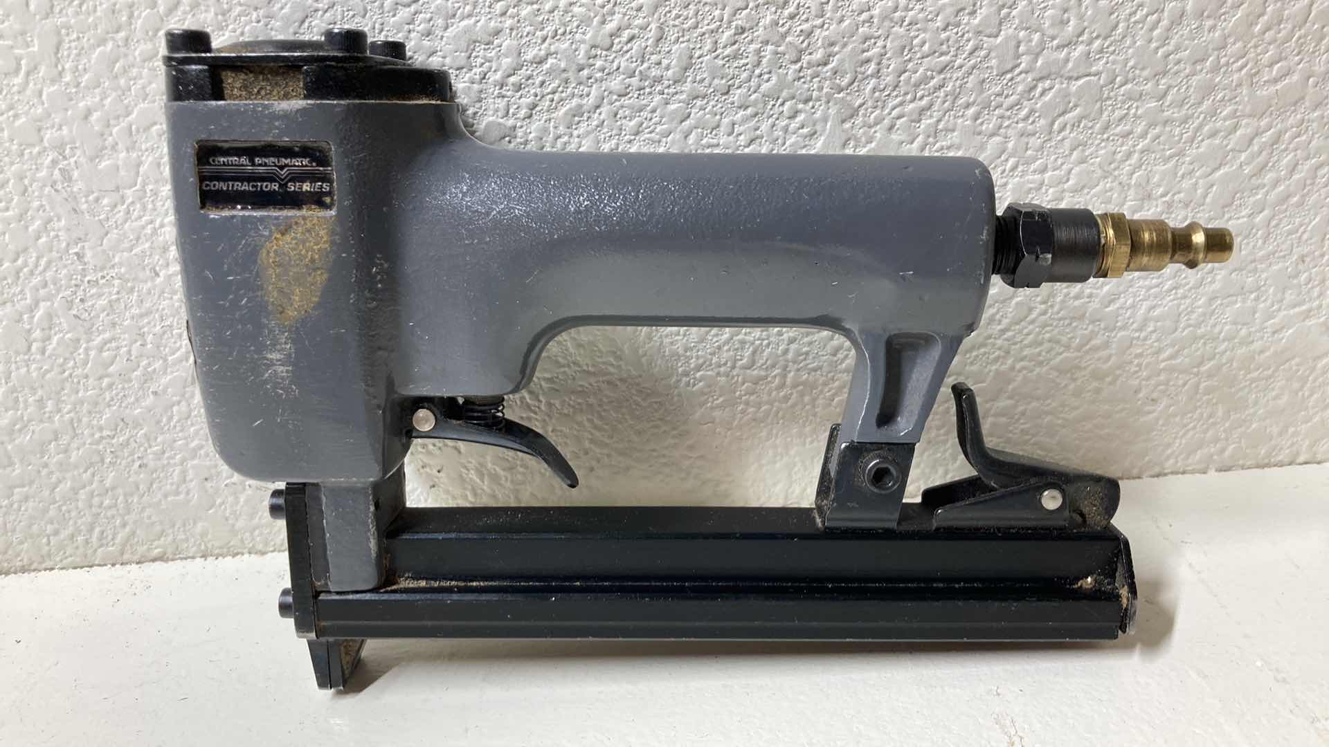 Photo 1 of CENTRAL PNEUMATIC CONTRACTORS SERIES AIR COMPRESSOR OPERATED CROWN STAPLER MODEL 36973