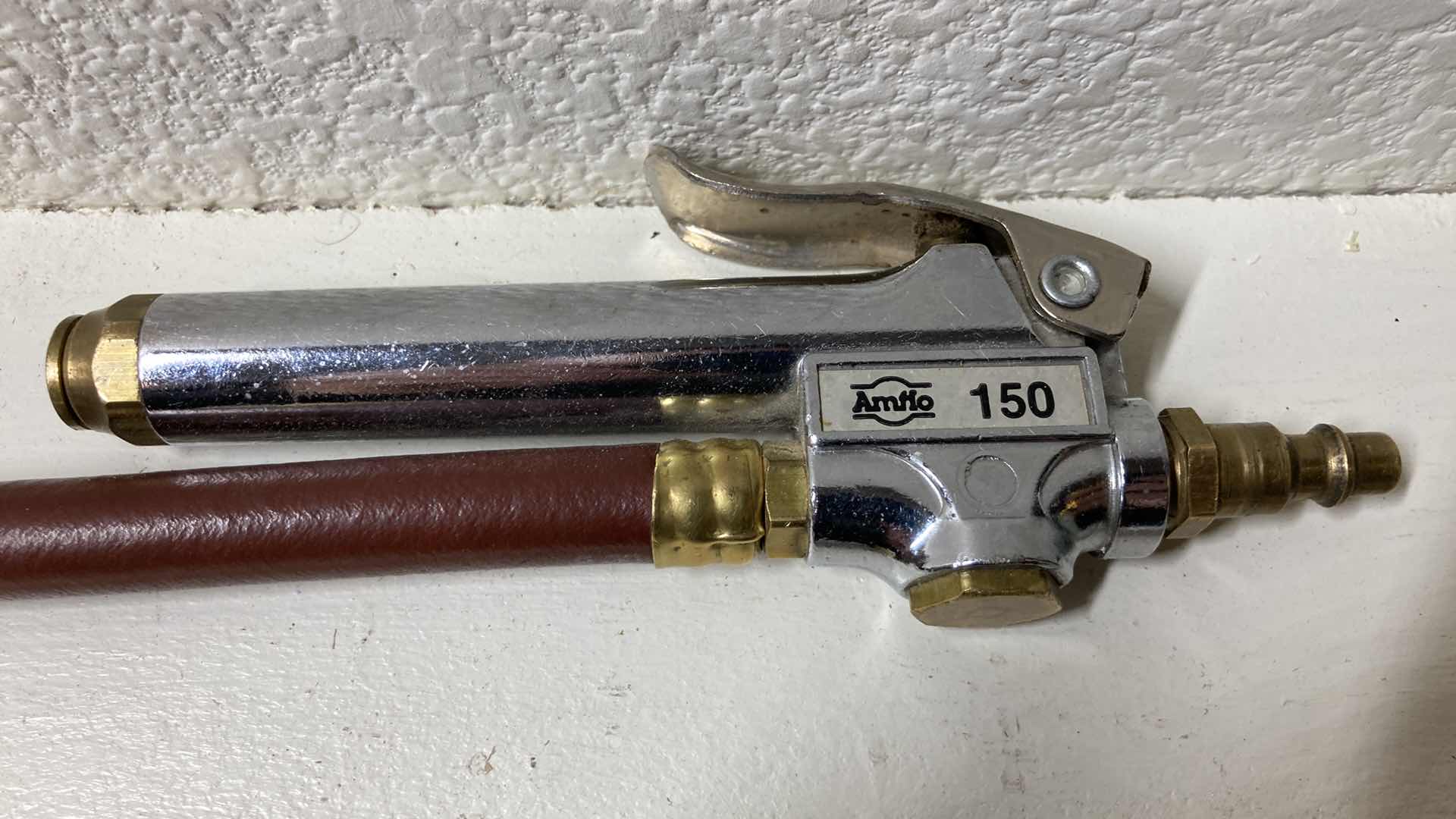 Photo 1 of DEVILBLISS TYPE EGA SERIES 502 BINKS TOUCH UP PAINT GUN AIR COMPRESSOR OPERATED W AIR HOSE ATTACHMENT