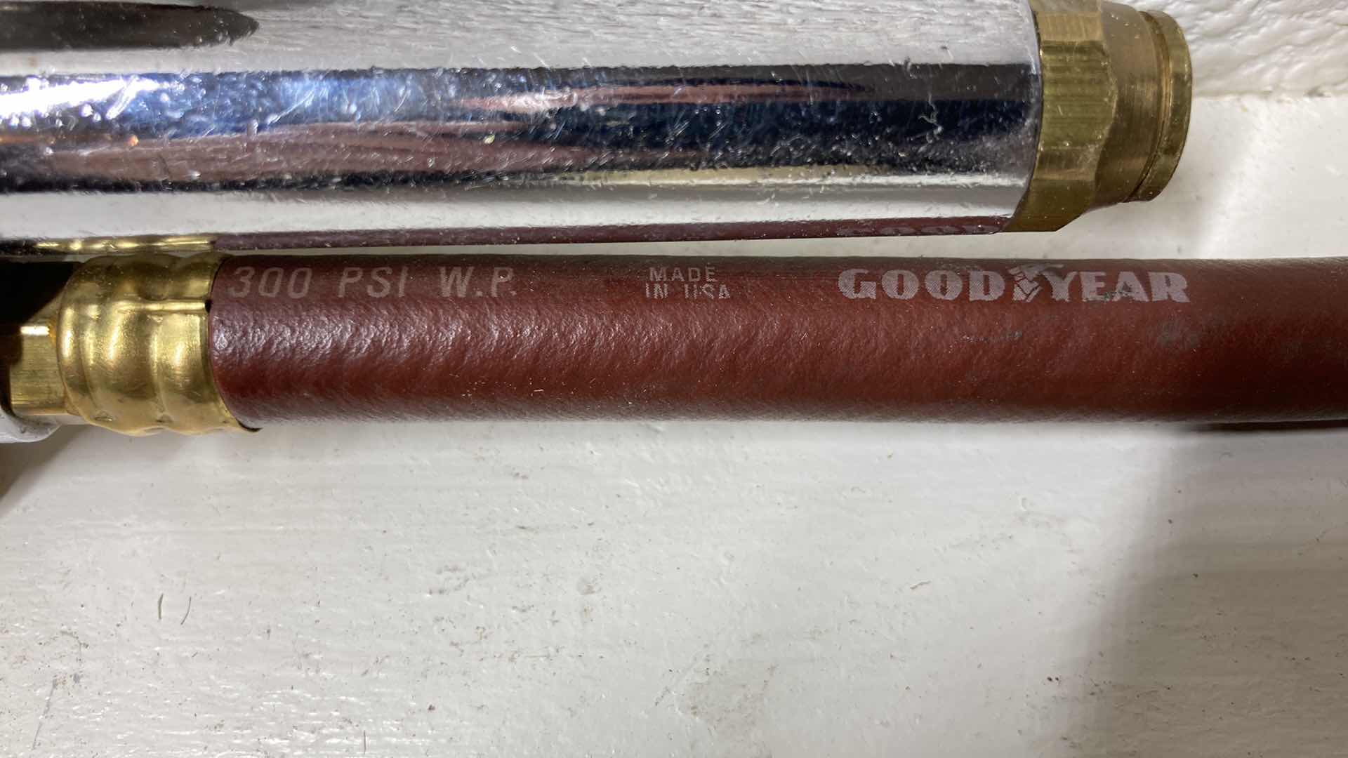 Photo 1 of DEVILBLISS TYPE EGA SERIES 502 BINKS TOUCH UP PAINT GUN AIR COMPRESSOR OPERATED W AIR HOSE ATTACHMENT