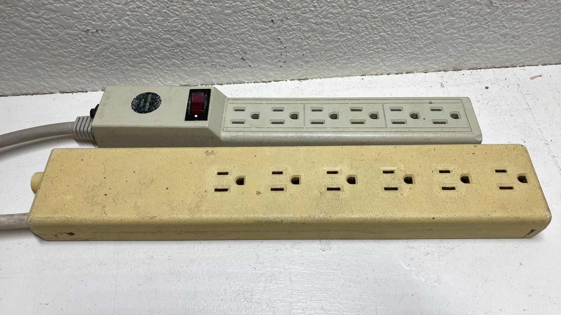 Photo 1 of POWER STRIPS W 6 PORTS (2)