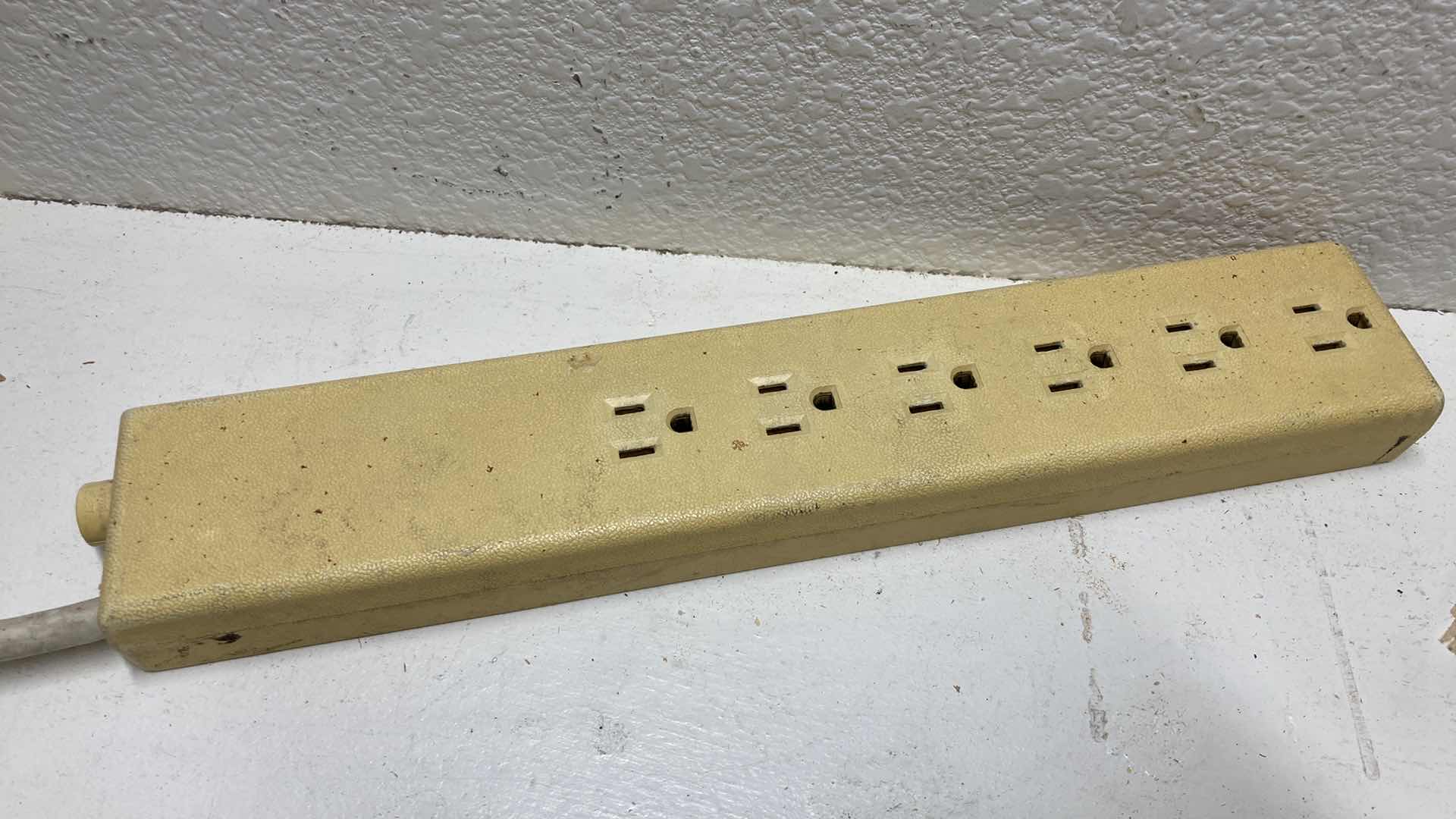 Photo 1 of POWER STRIPS W 6 PORTS (2)