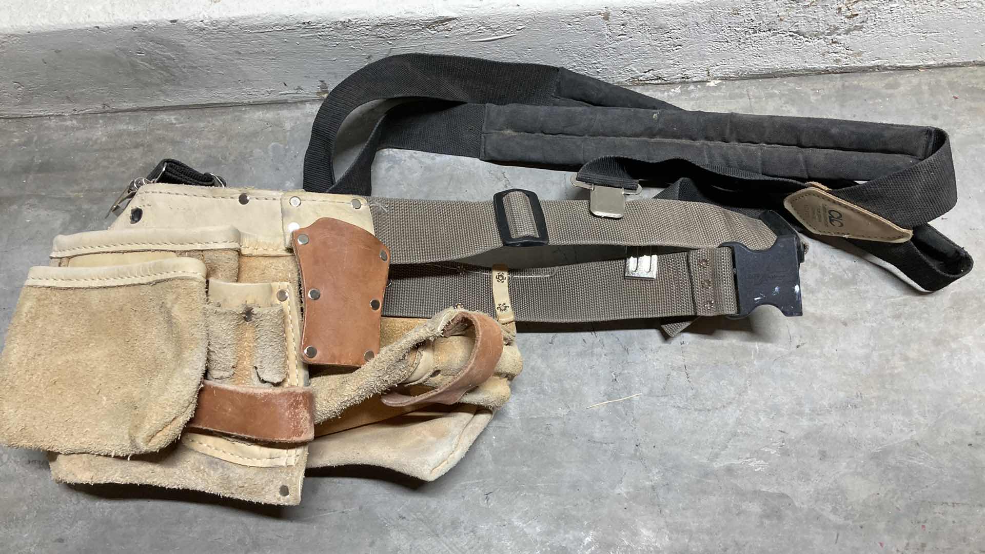 Photo 1 of MCGUIRE & NICHOLAS TOP GRAIN COWHIDE TOOL BELT W KNEE PADS