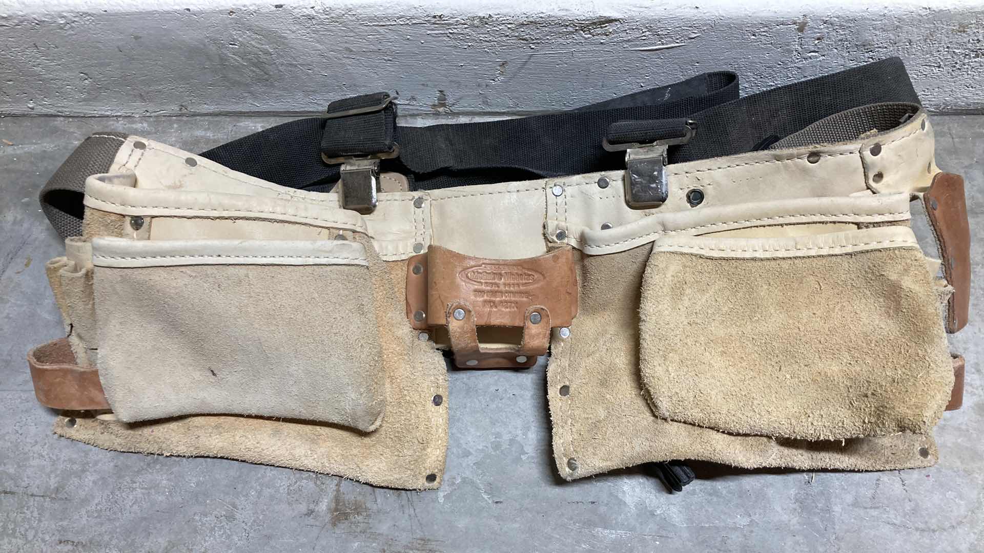 Photo 1 of MCGUIRE & NICHOLAS TOP GRAIN COWHIDE TOOL BELT W KNEE PADS