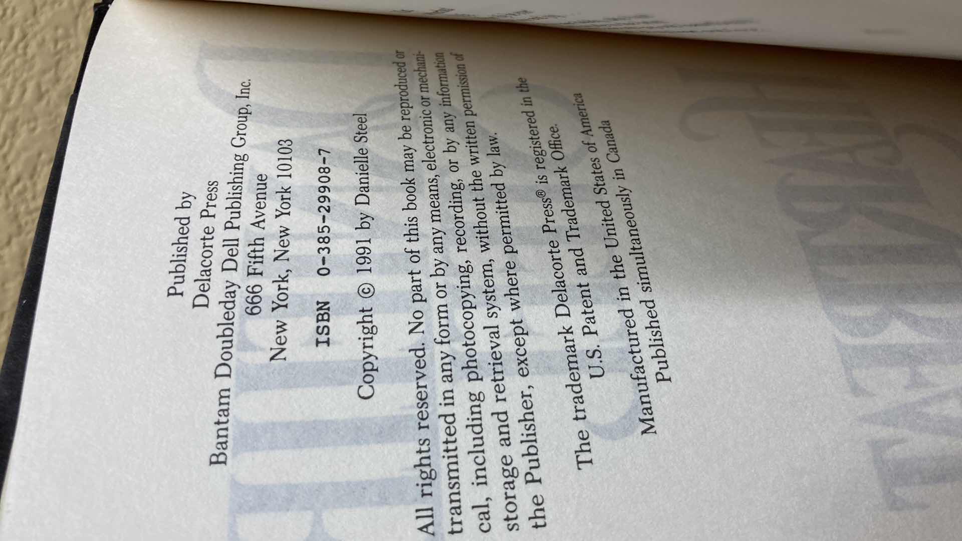 Photo 1 of HEARTBEAT AUTOGRAPHED BY DANIELLE STEEL HARD COVER BOOK