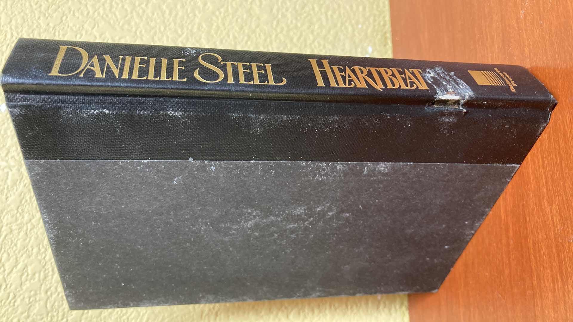 Photo 1 of HEARTBEAT AUTOGRAPHED BY DANIELLE STEEL HARD COVER BOOK