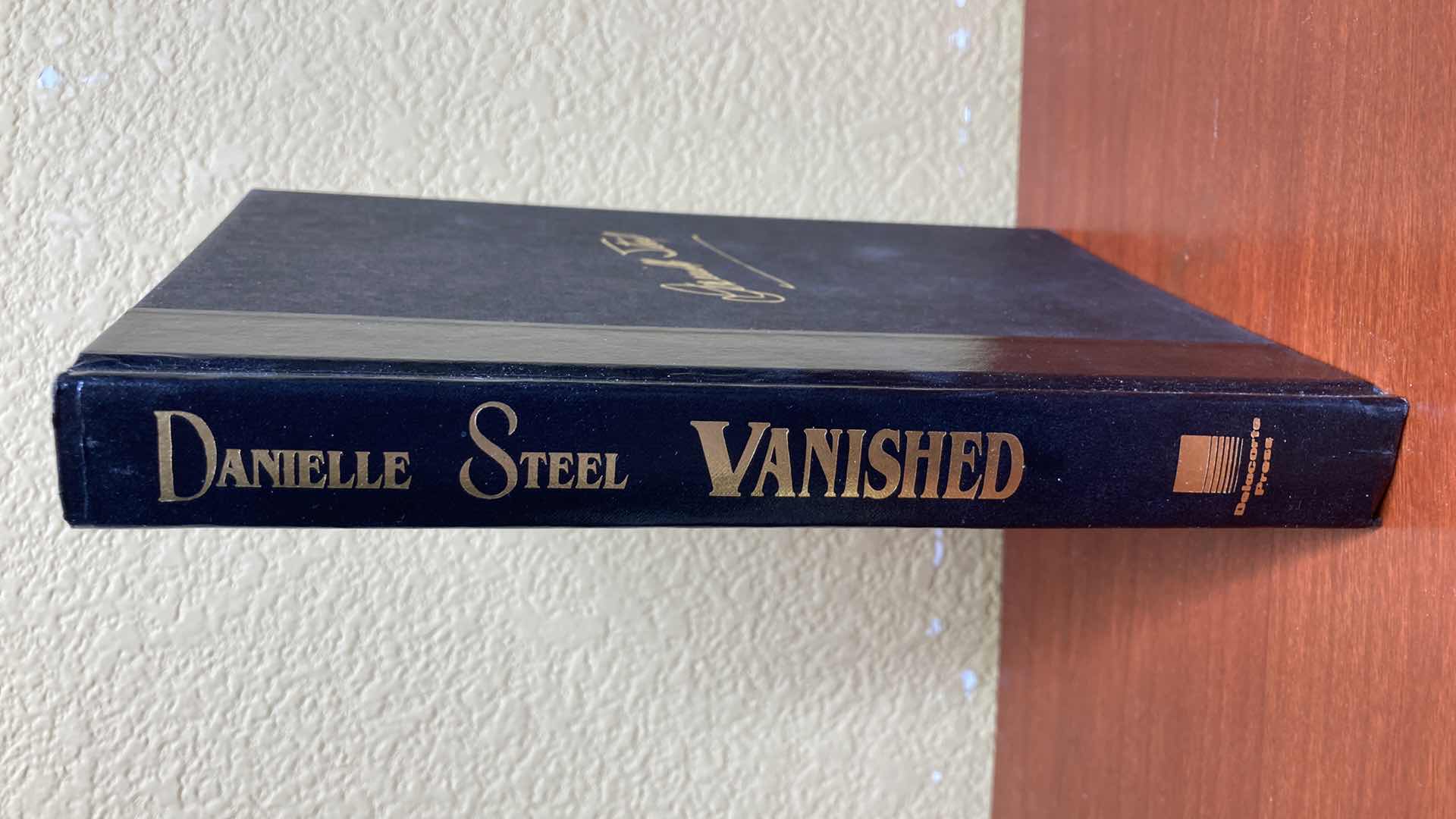 Photo 1 of VANISHED AUTOGRAPHED BY DANIELLE STEEL HARD COVER BOOK