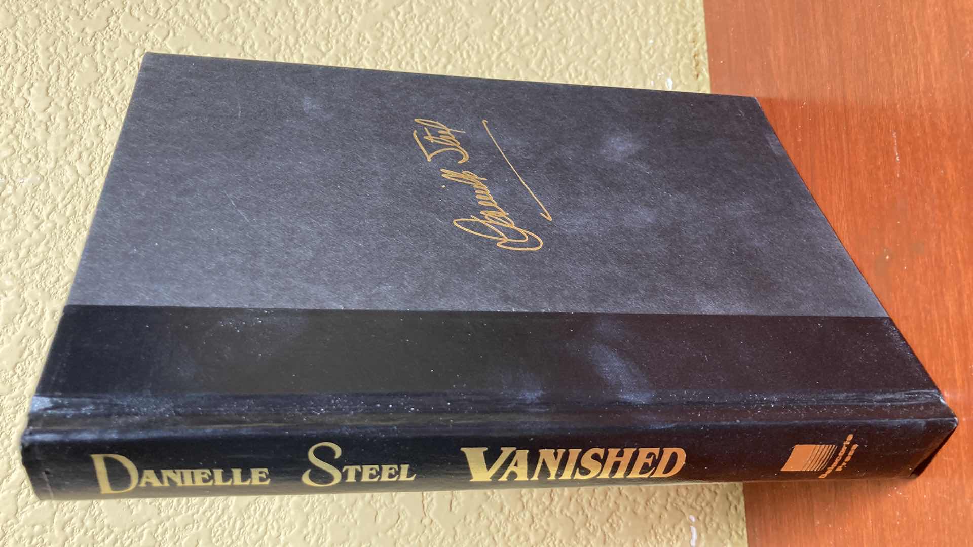 Photo 1 of VANISHED AUTOGRAPHED BY DANIELLE STEEL HARD COVER BOOK