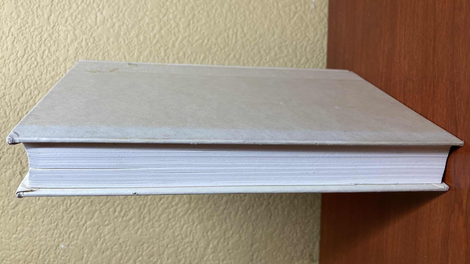 Photo 1 of SAFE HARBOUR AUTOGRAPHED BY DANIELLE STEEL HARD COVER BOOK