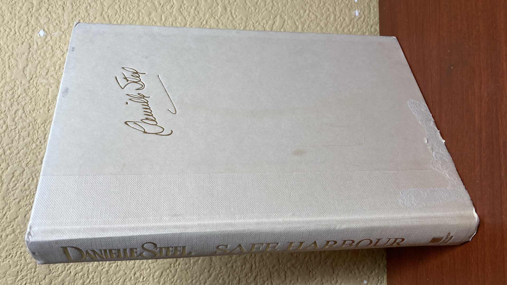 Photo 1 of SAFE HARBOUR AUTOGRAPHED BY DANIELLE STEEL HARD COVER BOOK