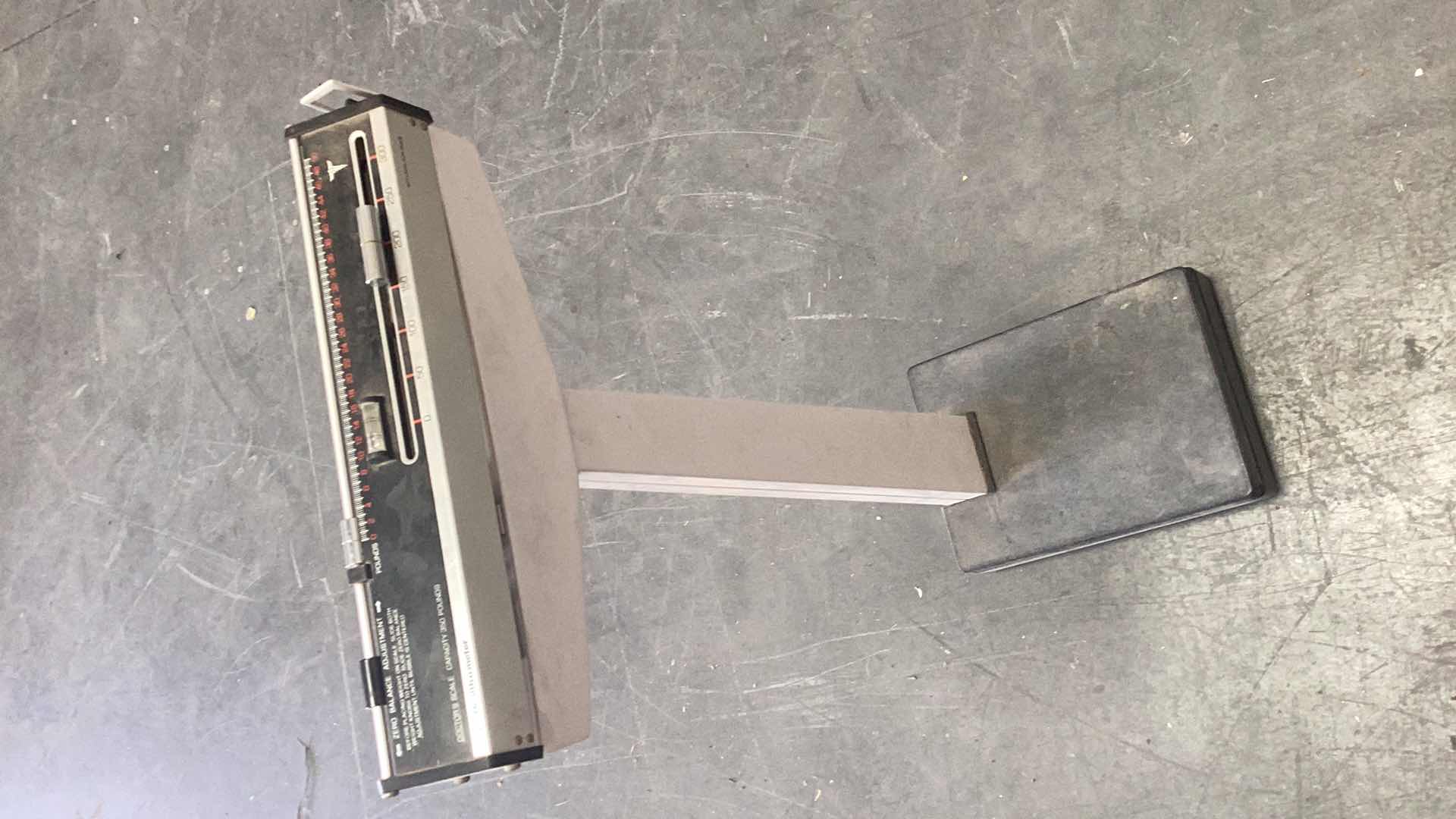 Photo 1 of HEALTH O METER 350 POUND SCALE