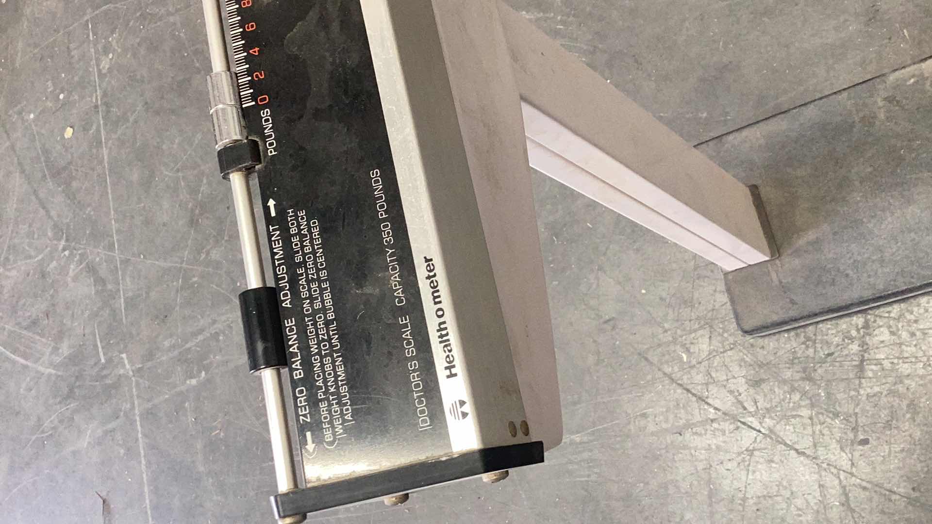 Photo 1 of HEALTH O METER 350 POUND SCALE