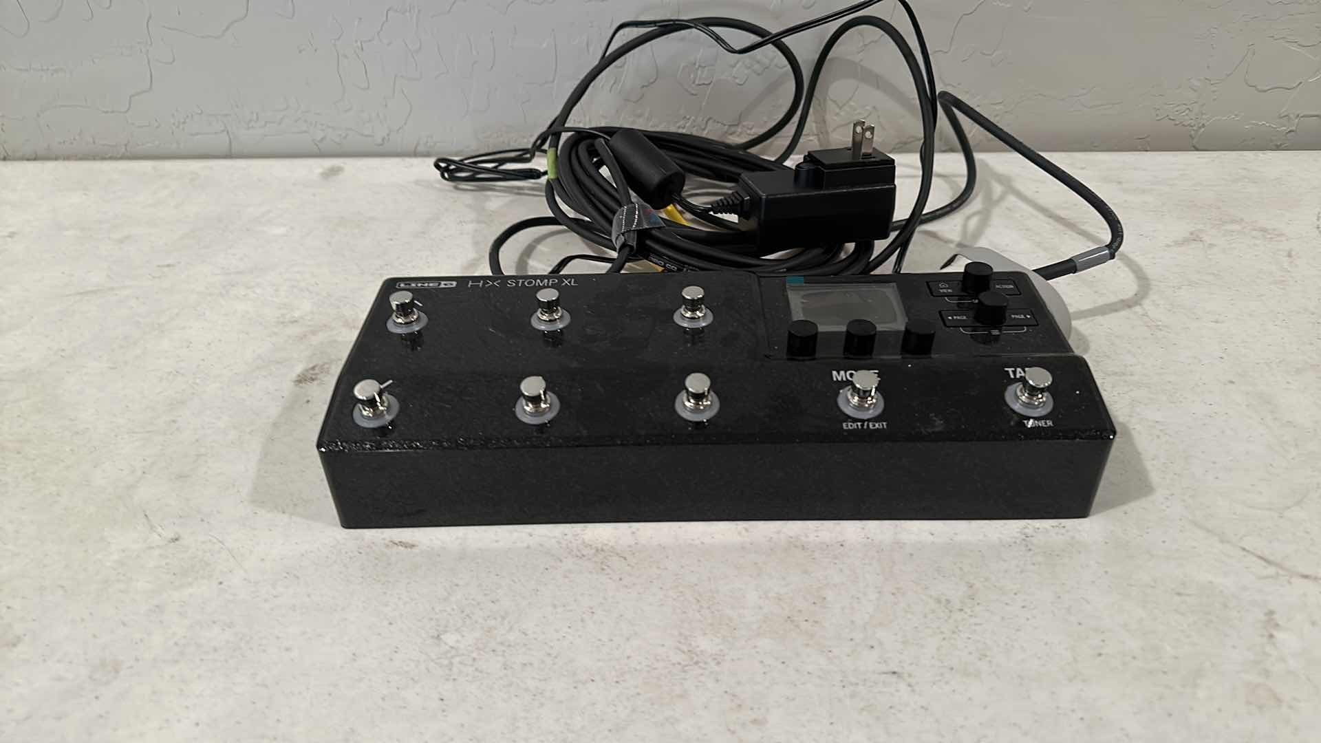 Photo 3 of LINE6 HX STOMP XL EFFECTS GUITAR EFFECTS PROCESSOR