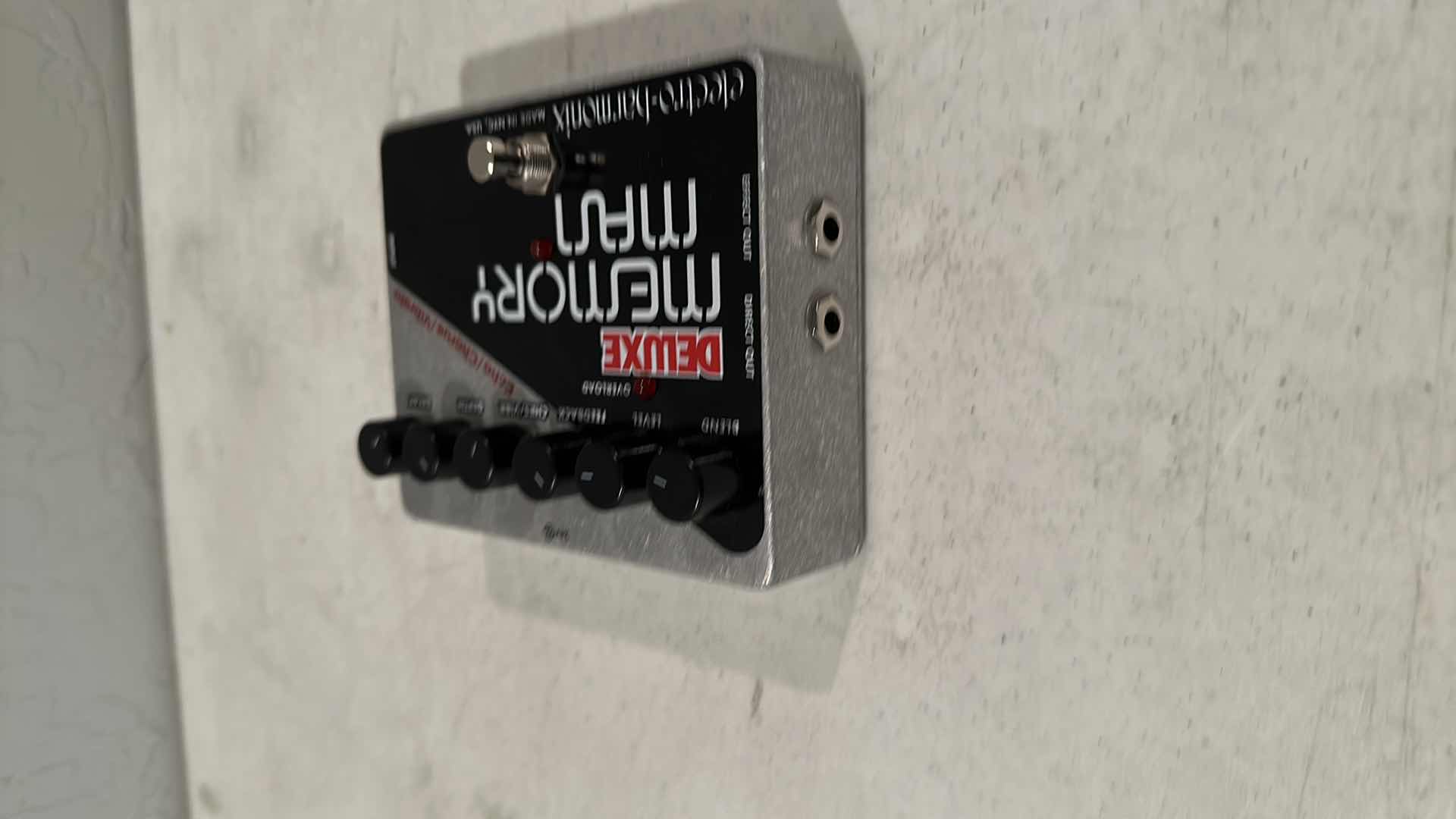 Photo 1 of ELECTRO-HARMONIX DELUXE MEMORY MAN XO ANALOG DELAY GUITAR EFFECTS GUITAR PEDAL