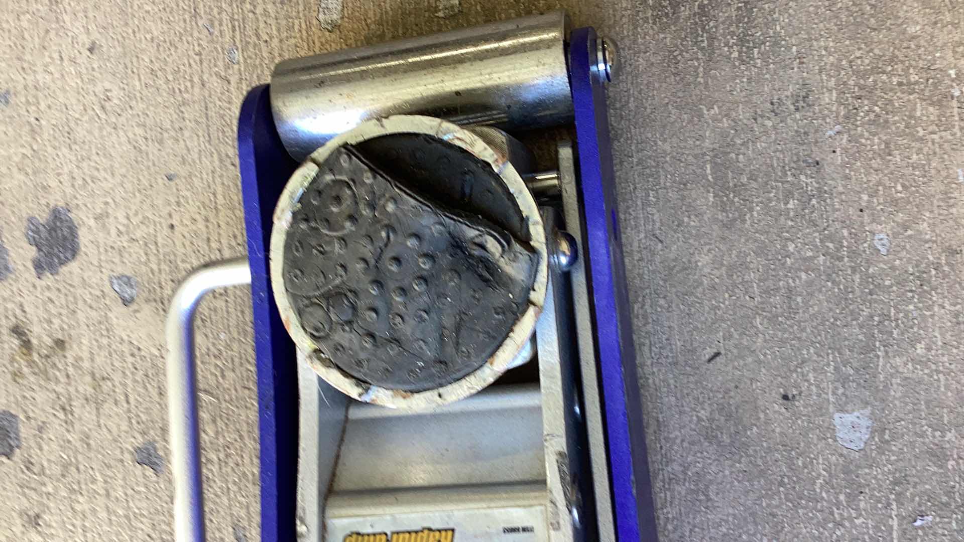 Photo 3 of PITTSBURG RACING 1.5 TON FLOOR JACK RAPID PUMP