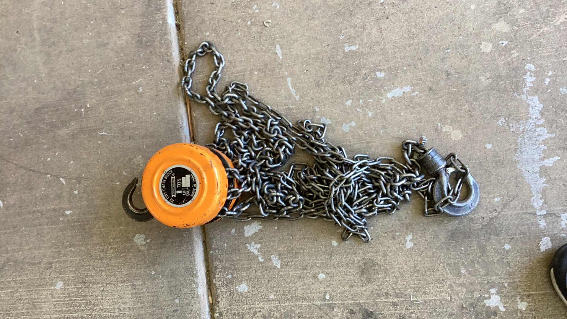 Photo 1 of HS TYPE CHAIN BLOCK 1 TON LIFT WITH CHAINS