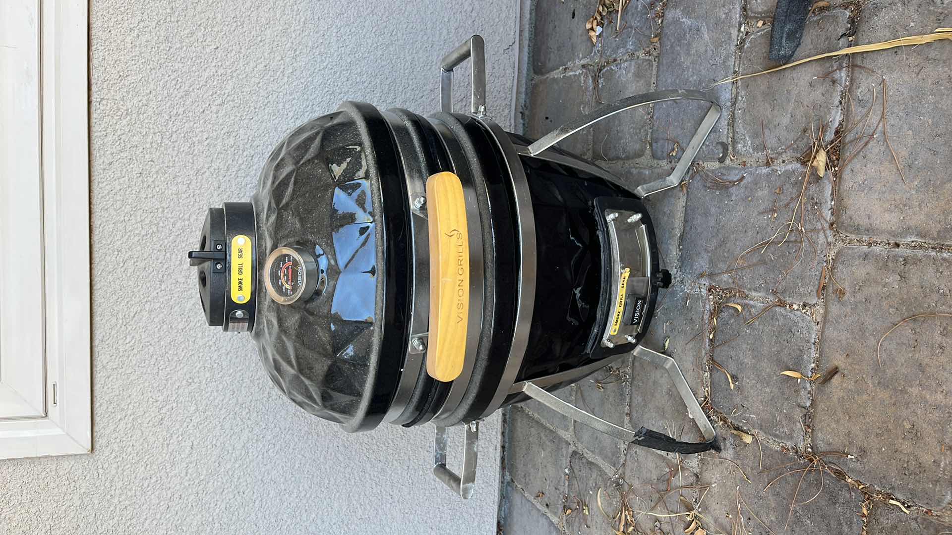 Photo 1 of GRILL KAMADO CADET 24” X 22” X H 23”