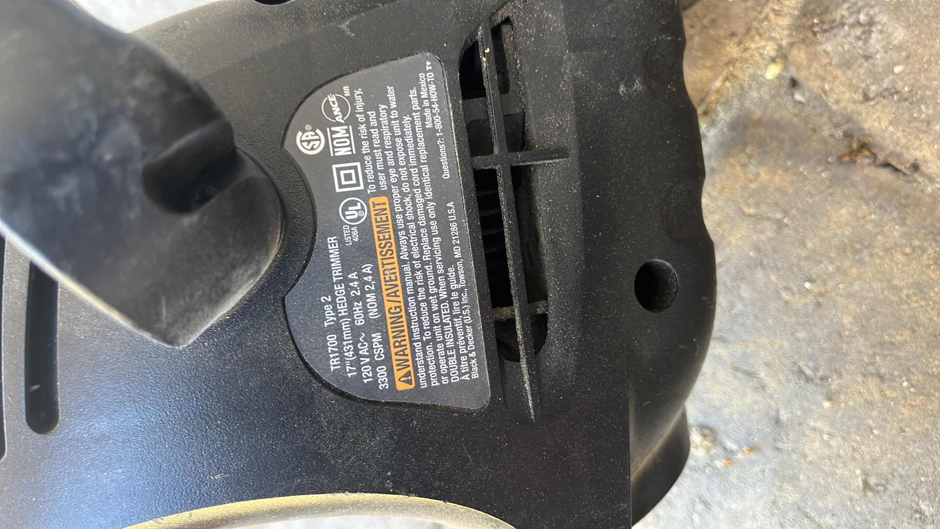 Photo 1 of HEDGE TRIMMER BLACK AND DECKER 7” X H 28”