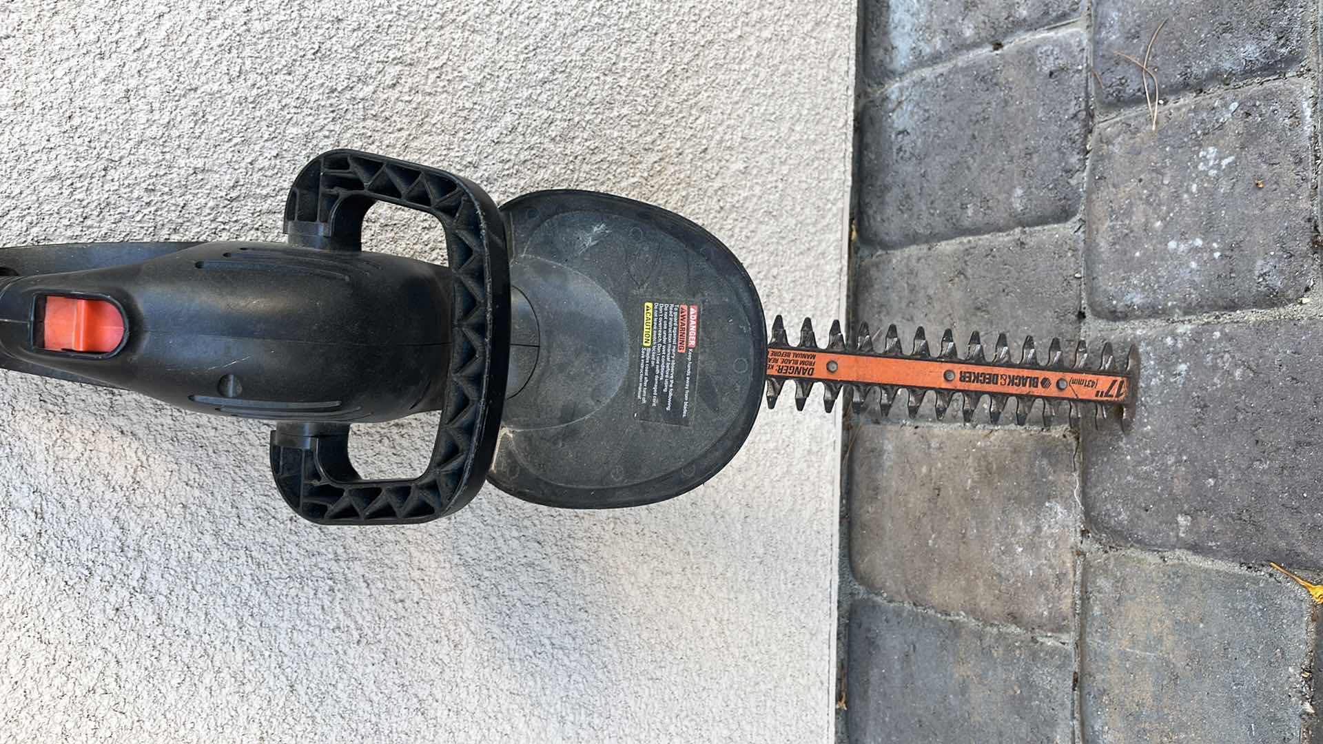Photo 1 of HEDGE TRIMMER BLACK AND DECKER 7” X H 28”