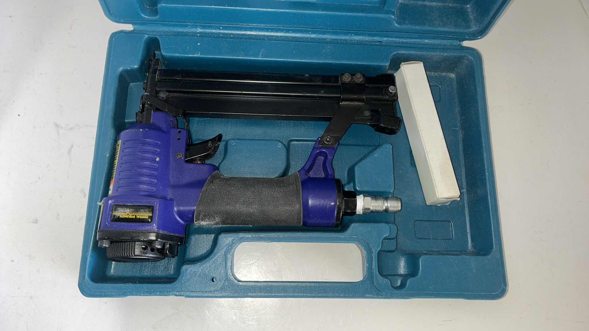 Photo 1 of NAIL/STAPLE GUN CENTRAL PNEUMATIC