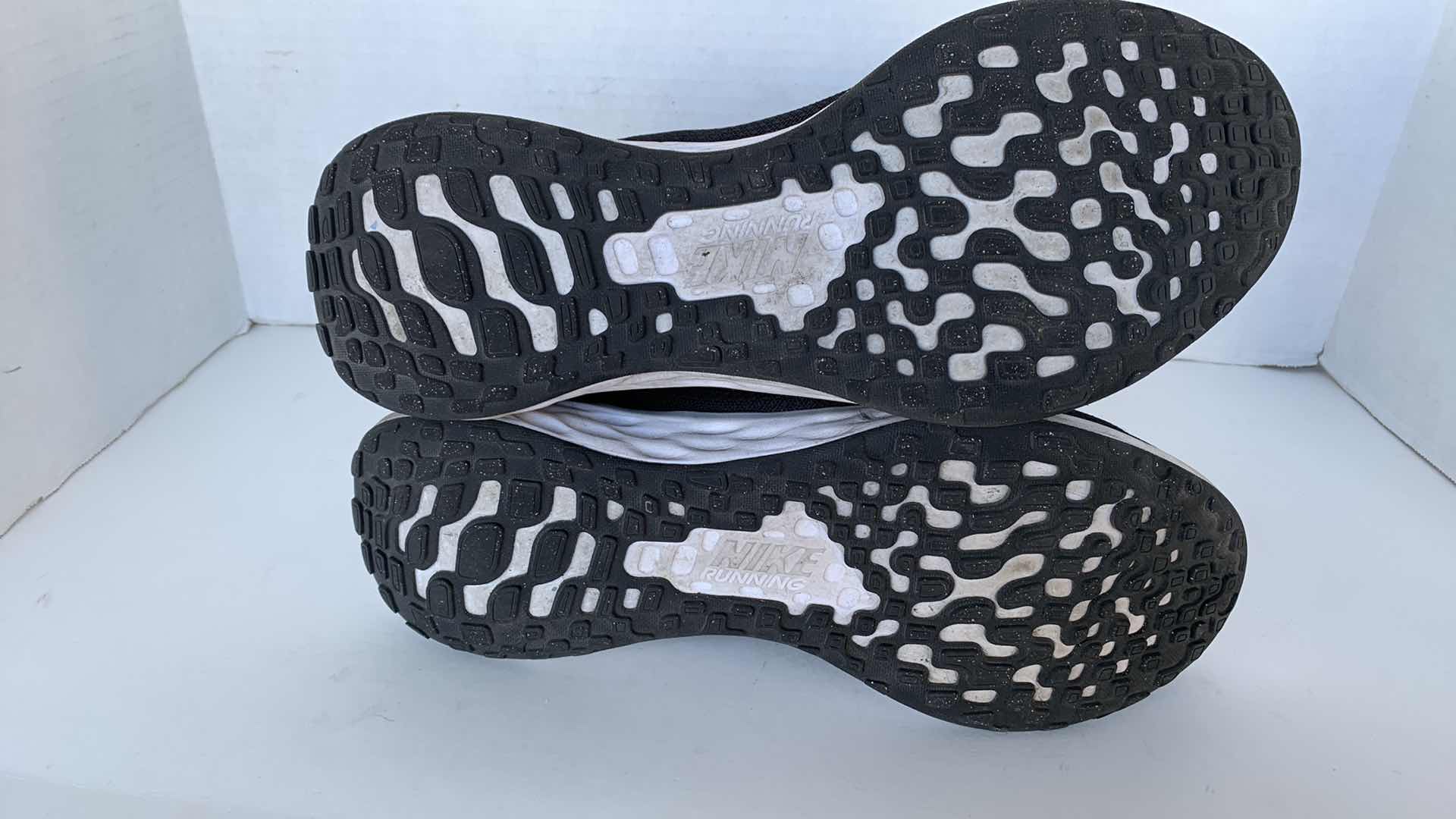 Photo 1 of NIKE MEN’S REVOLUTION SHOE SIZE 13