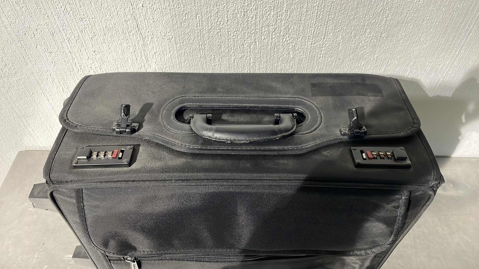 Photo 1 of JVC DLA-DS1U PROJECTOR WITH ROLLING CASE UNKNOWN COMBINATION TO ROLLER CASE