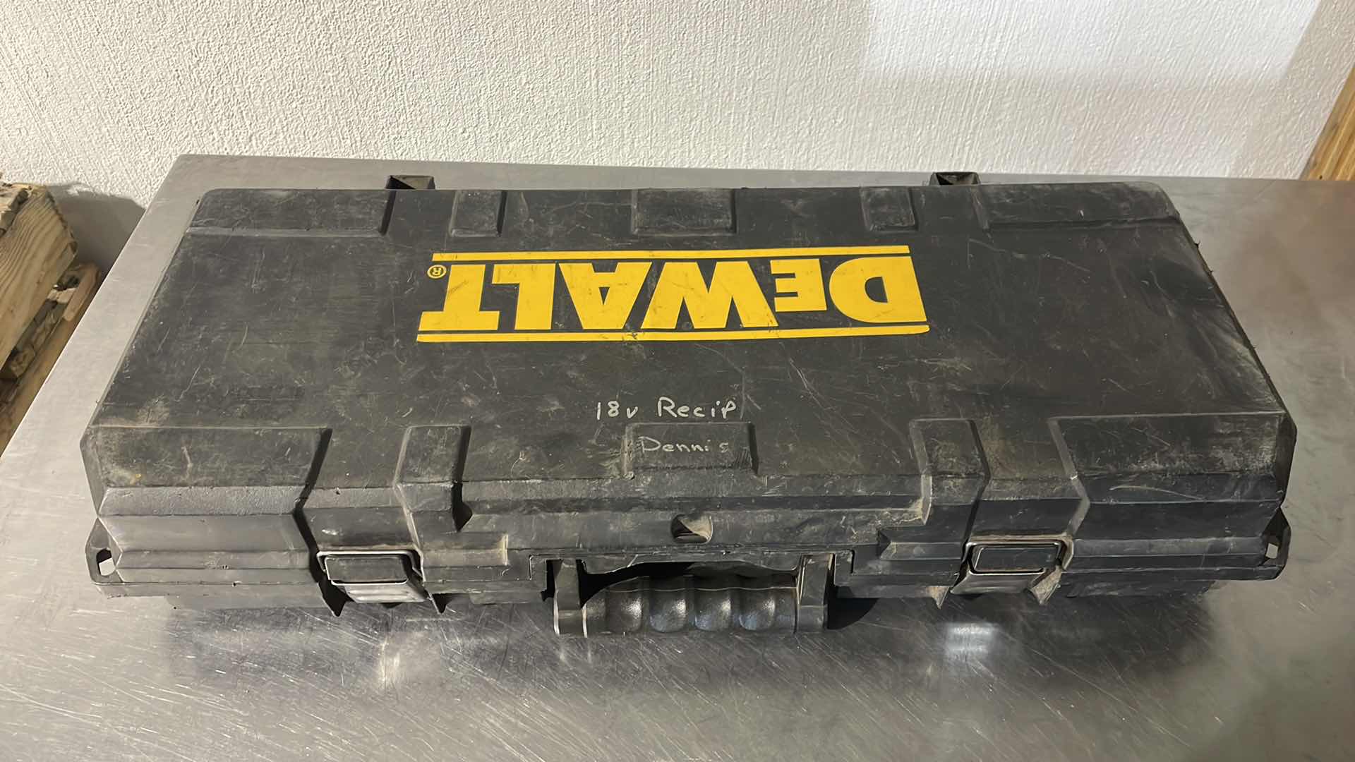Photo 1 of DEWALT DC385 18V VARIABLE SPEED RECIPROCATING SAW IN CASE NO BATTERY TESTED WORKING