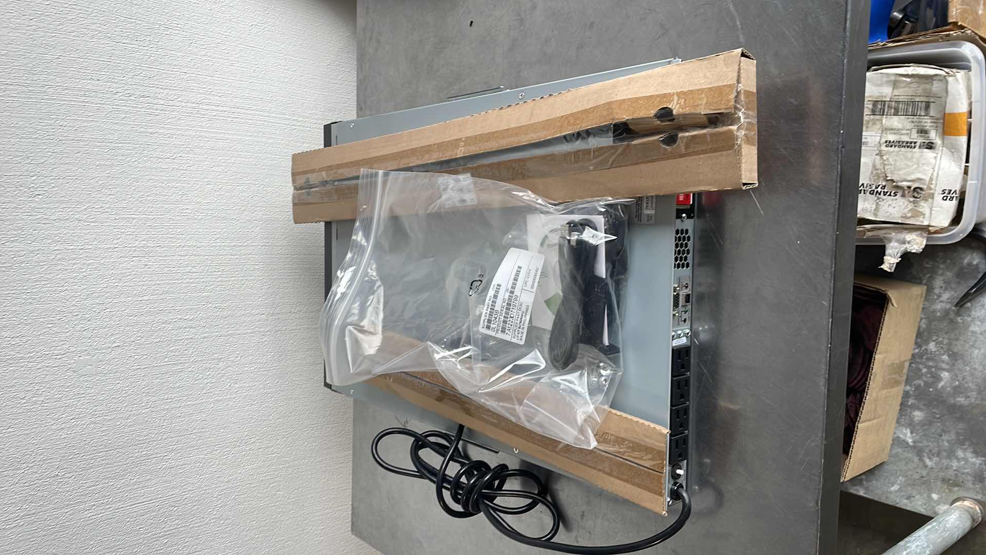 Photo 5 of APC SMART UPS 750 UNINTERRUPTED POWER SUPPLY