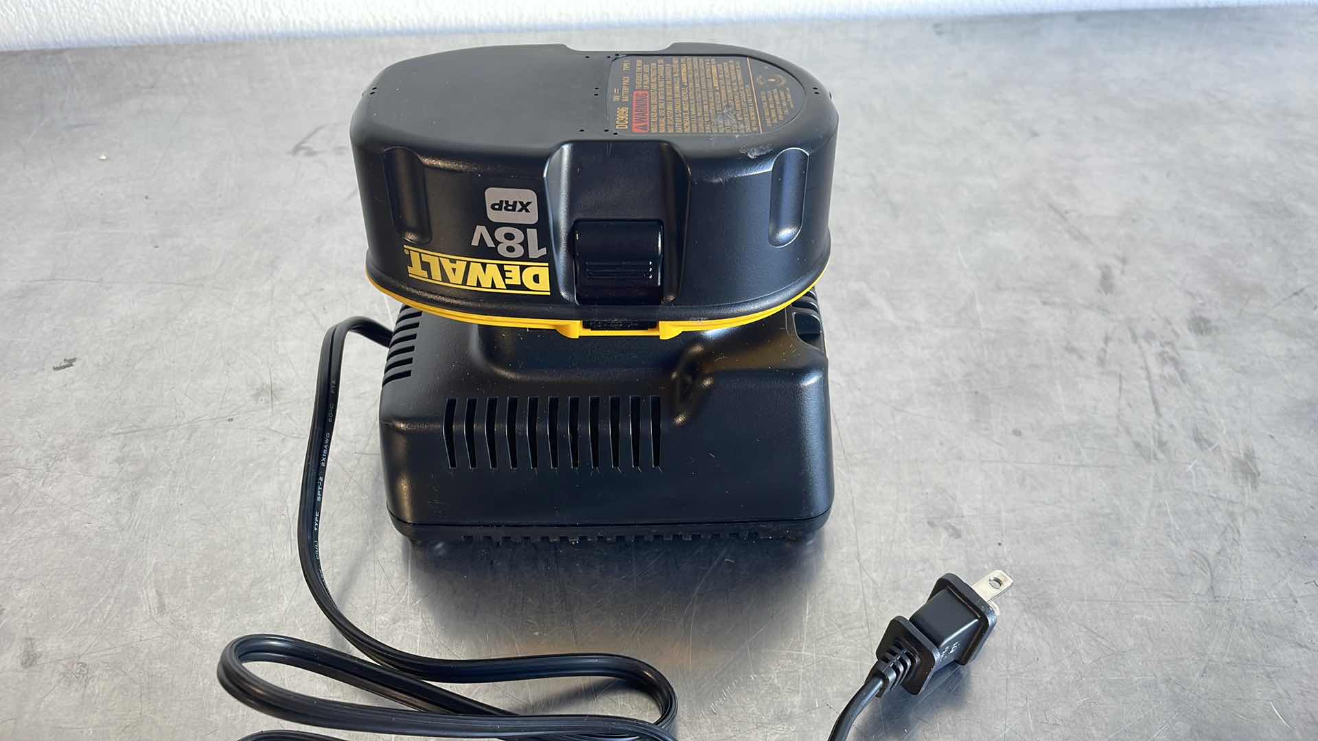 Photo 1 of DEWALT DW9116 CHARGER & 18V BATTERY DC9096