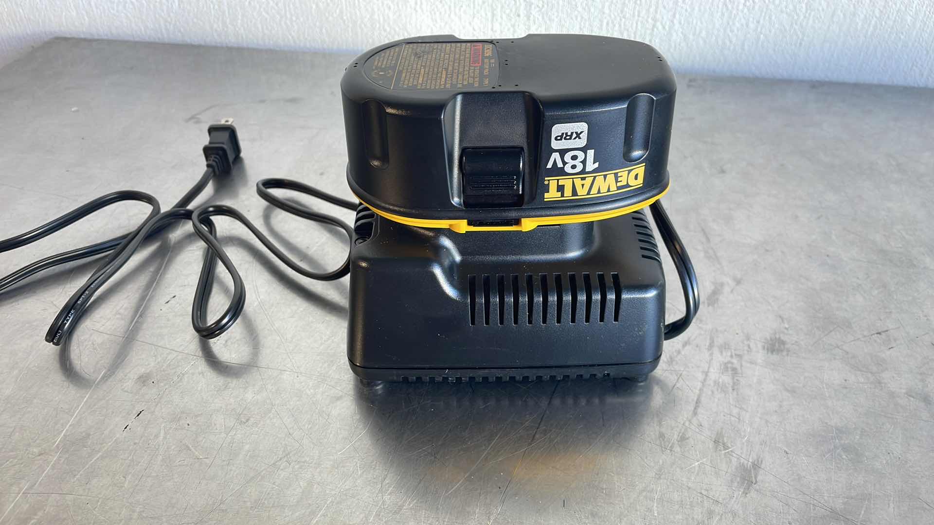 Photo 1 of DEWALT DW9116 CHARGER & 18V BATTERY DC9096