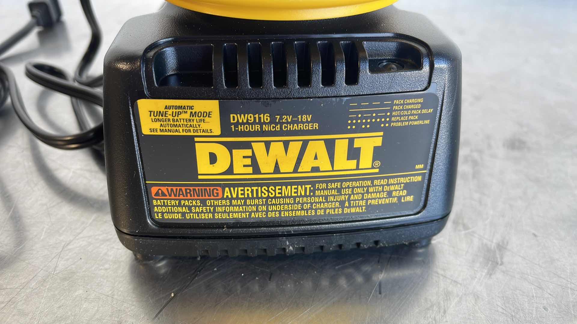 Photo 1 of DEWALT DW9116 CHARGER & 18V BATTERY DC9096