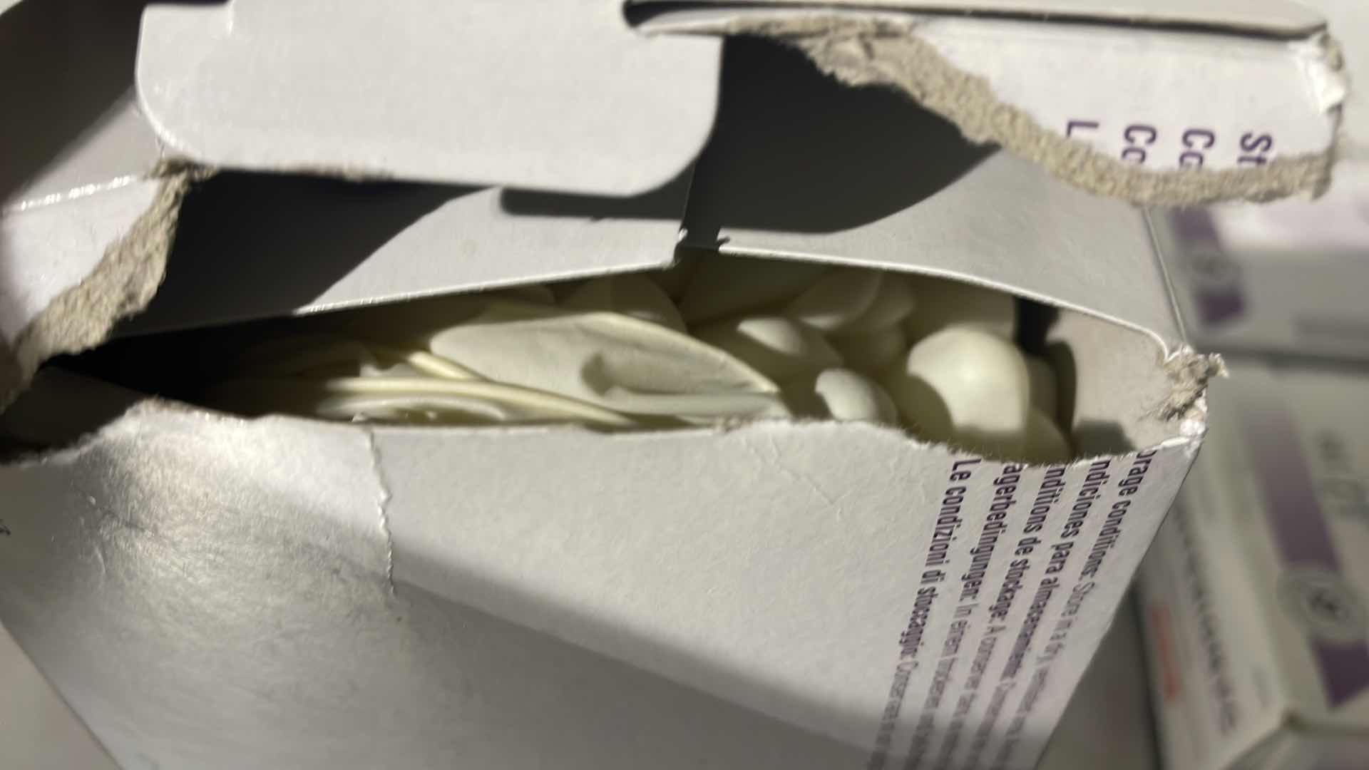 Photo 1 of CRITERION PC POWDER-FREE
LATEX EXAMINATION GLOVES SMALL (4) 2 BOXES ARE RIPPED AS PICTURED