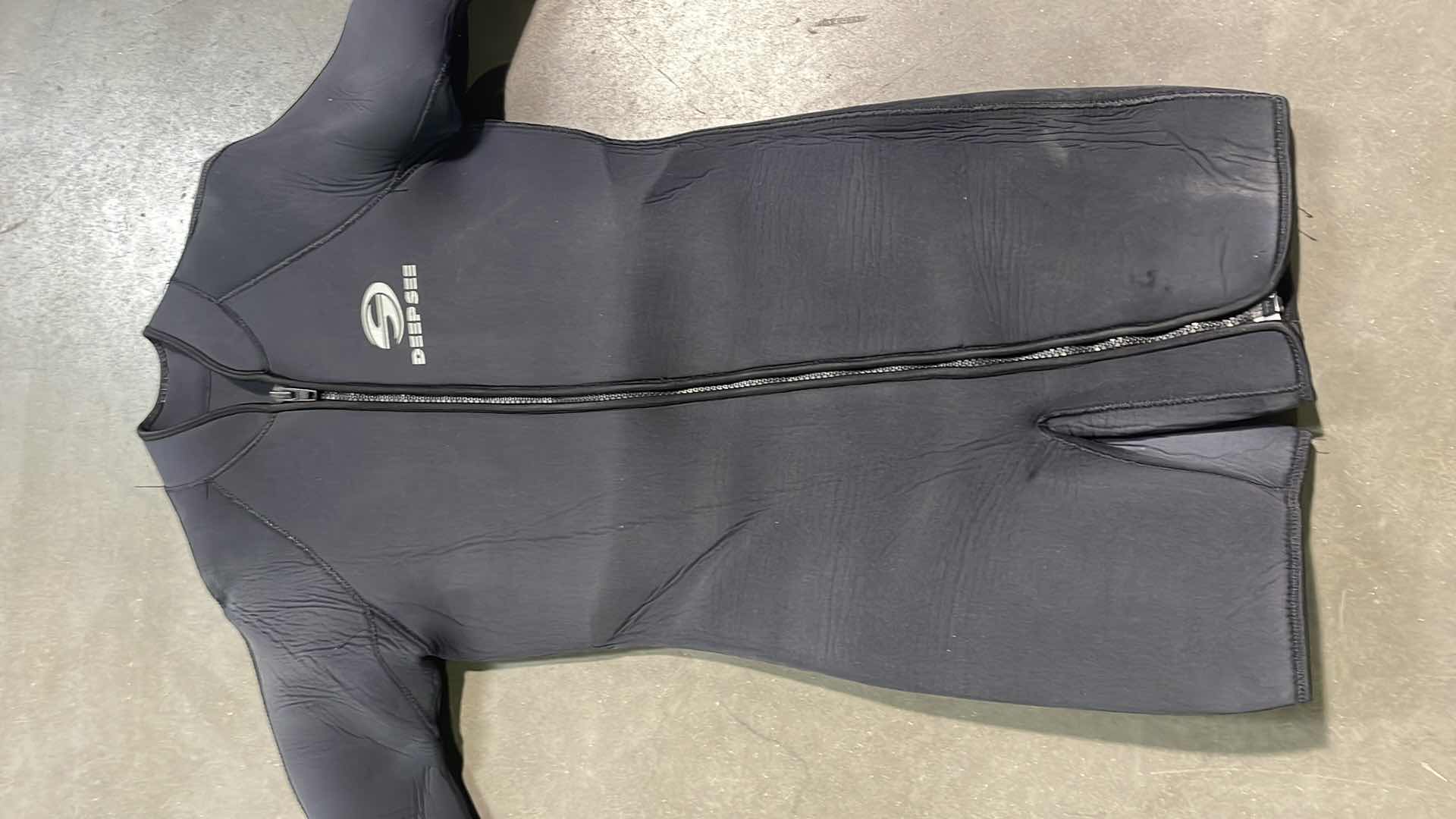 Photo 2 of DEEPSEE 6.5 LARGE SHORT FULL ZIP WETSUIT ITEM DUSTY
