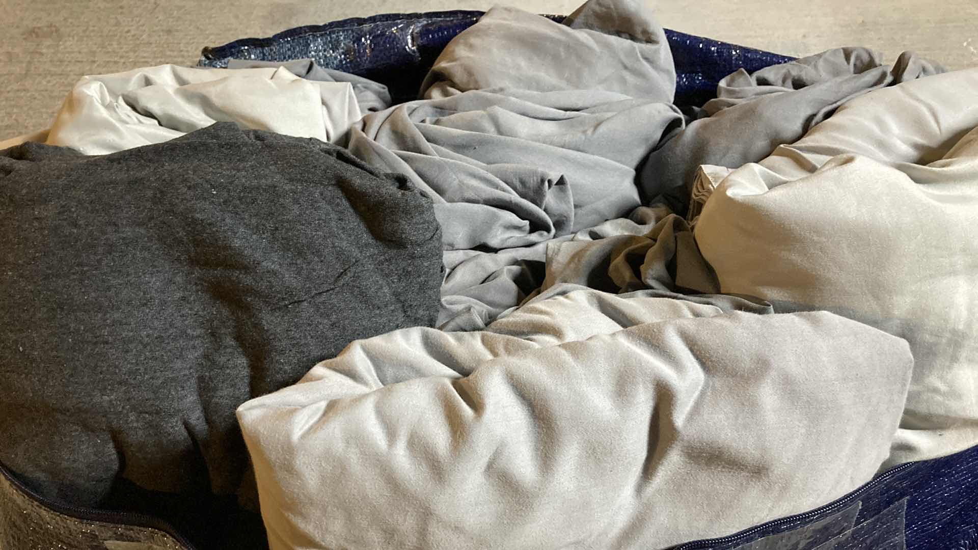 Photo 2 of FLAT & FITTED SHEETS VARIOUS COLORS & SIZES (23) W NYLON BAG