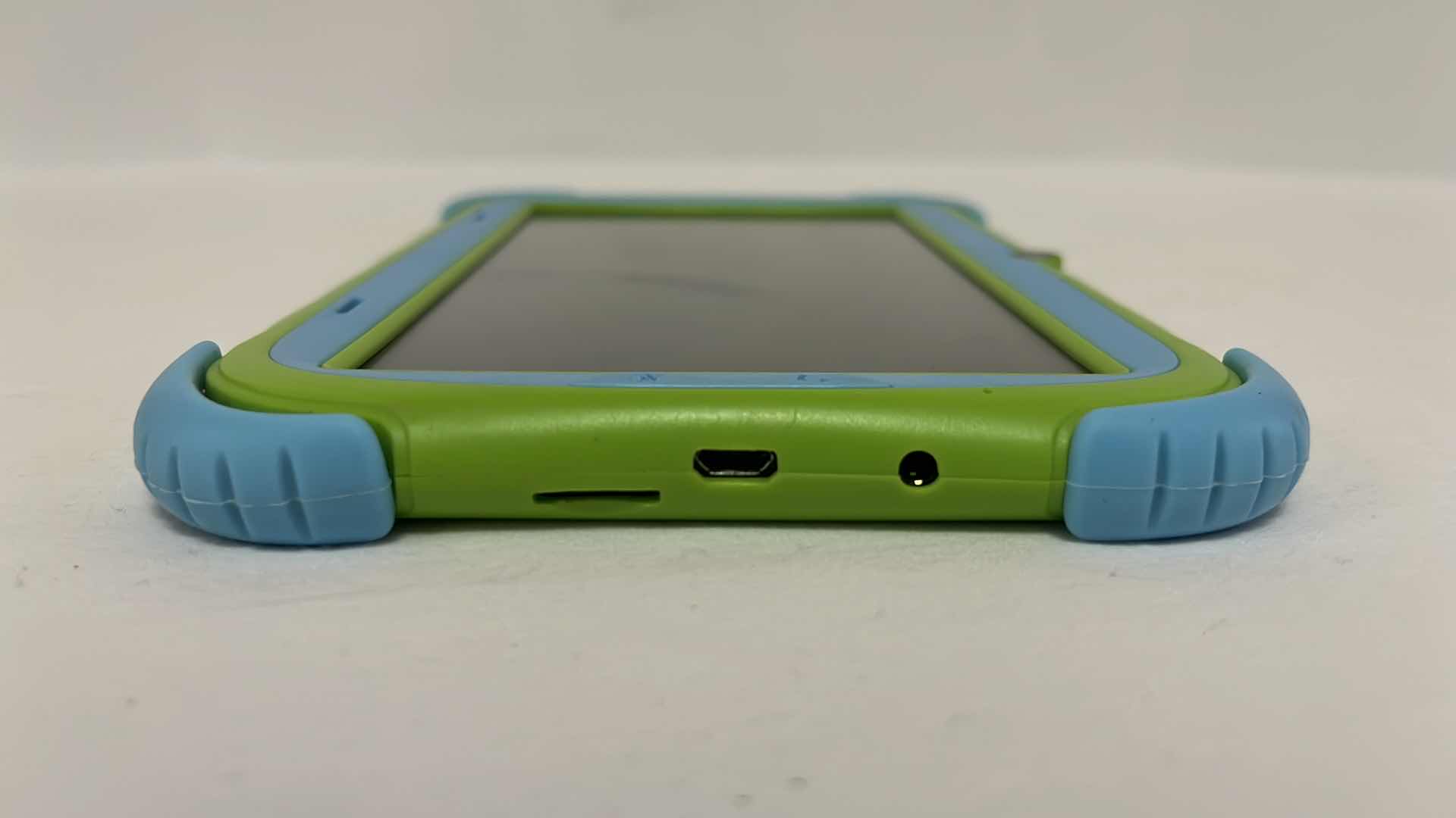 Photo 1 of iRULU 7” KIDS ANDROID TABLET W MICRO USB CORD MODEL Y57