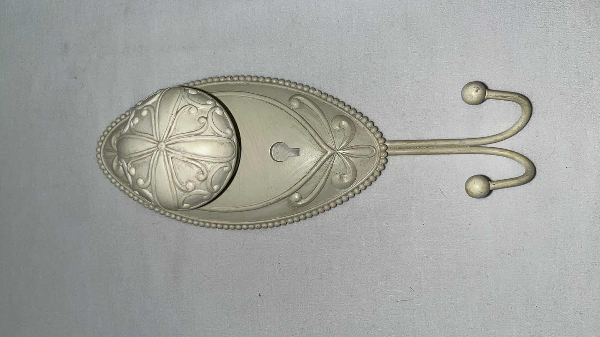 Photo 1 of DECORATIVE ORNATE DOOR KNOB WALL HOOKS 3” X 8.5” (3)