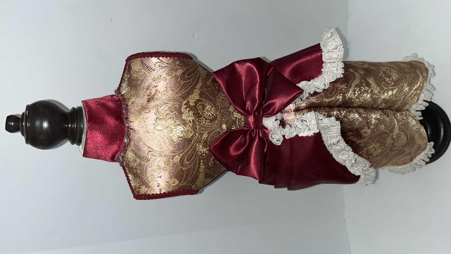 Photo 4 of VINTAGE STYLE MANNEQUIN & DRESS STAND 26”