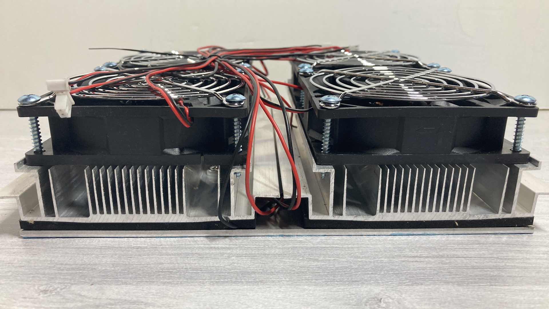 Photo 1 of NEW THERMOELECTRIC 4 FAN REFRIGERATION COOLING SYSTEM (2)