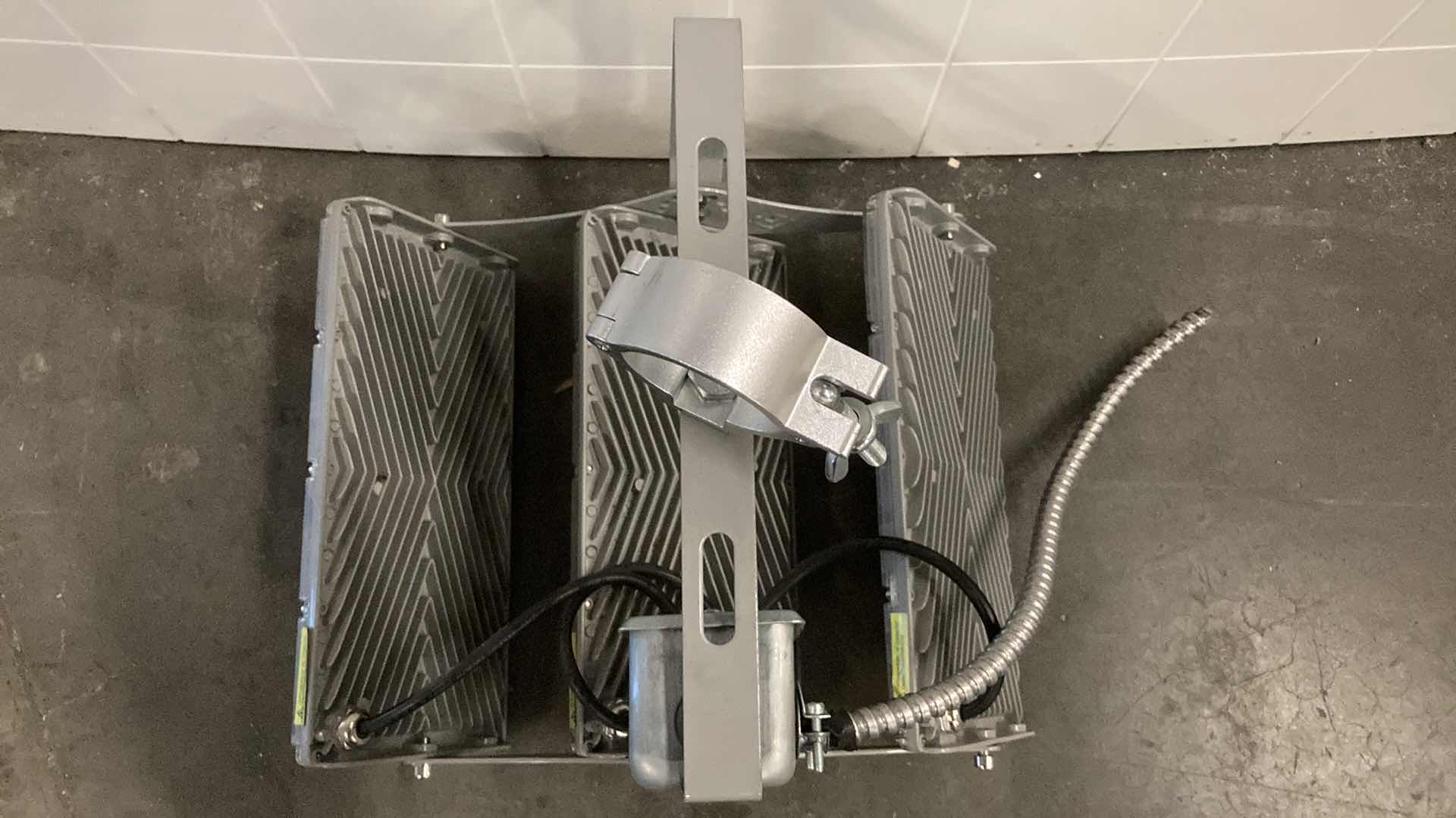 Photo 1 of TYCOLIT LED MODULE LIGHTS MODEL DF04 (3) W BRACKET MOUNT (HARDWIRE ONLY)