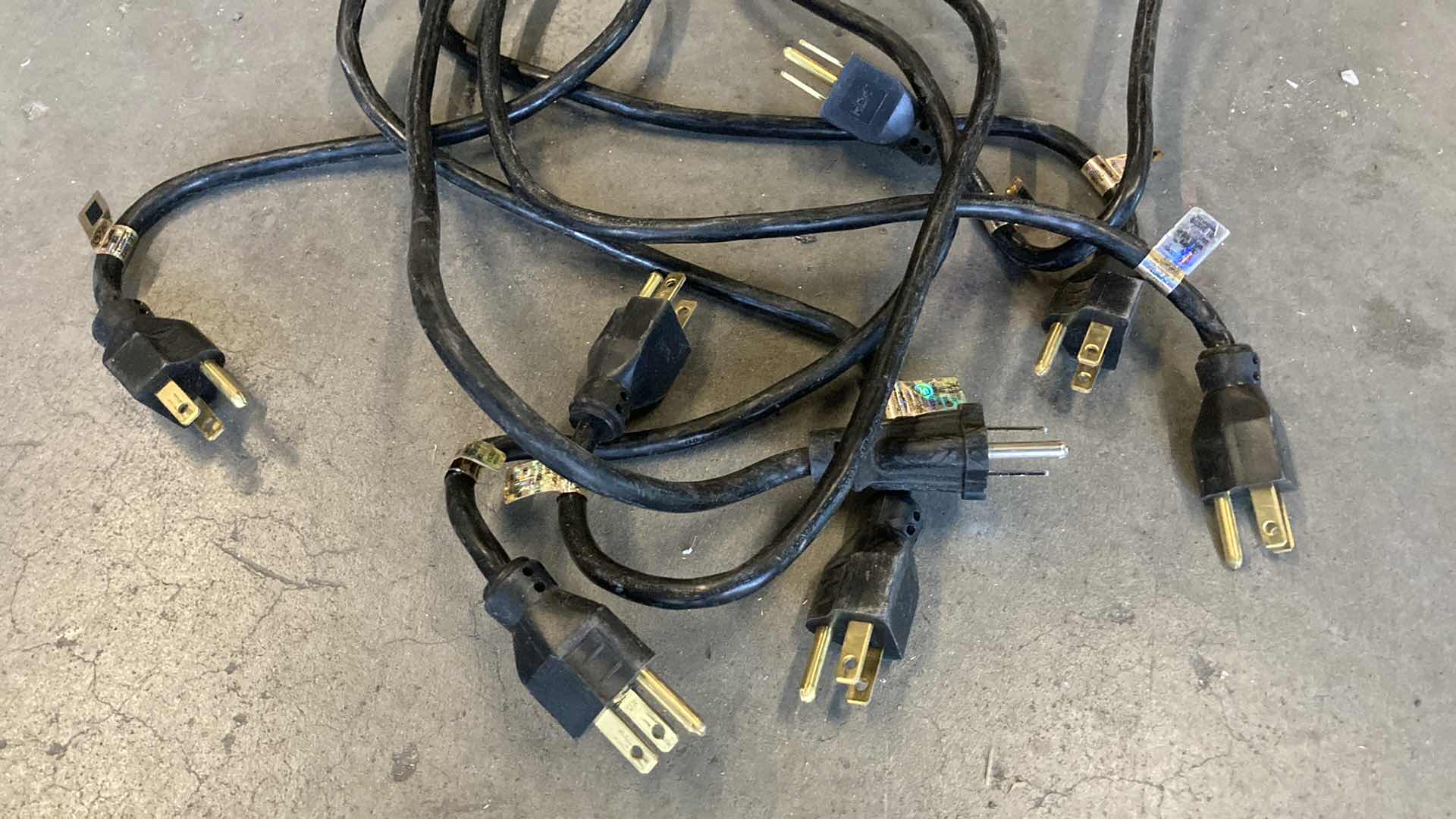 Photo 3 of BLACK 10FT EXTENSION CORDS (8)