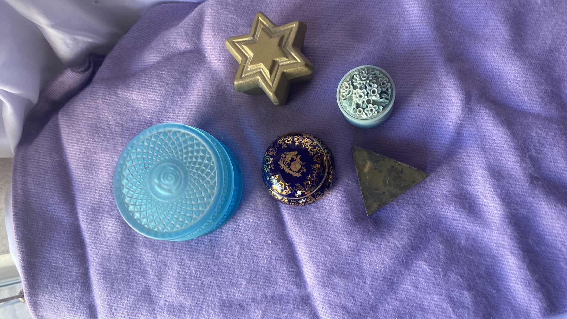 Photo 1 of VARIOUS SMALL CONTAINERS