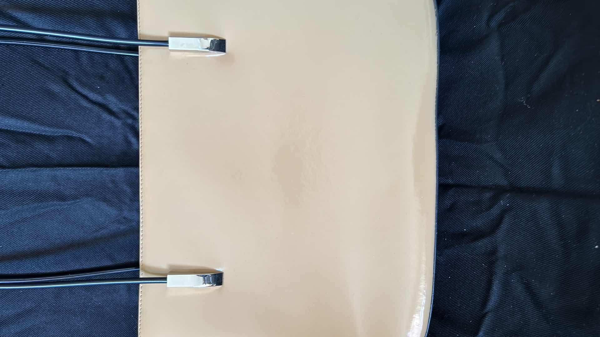 Photo 2 of VINYL HANDBAG - NO BRAND